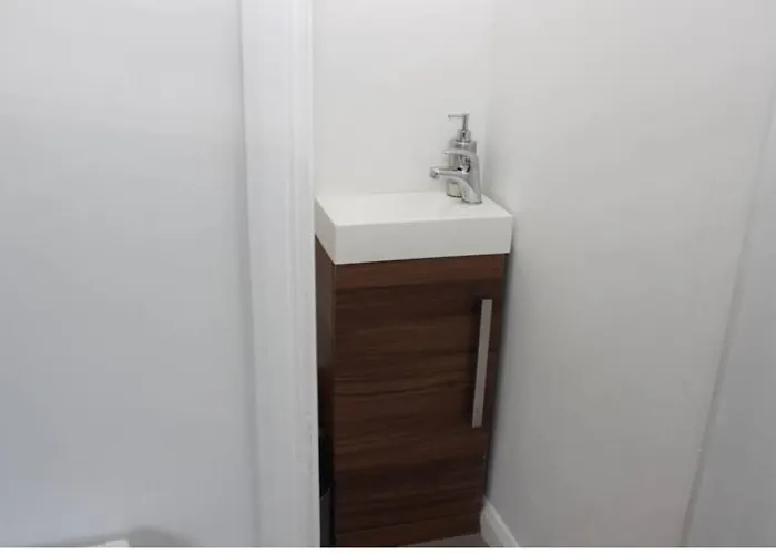 Newly Refurbished 3 Bed 2.5 Bath House In Staines