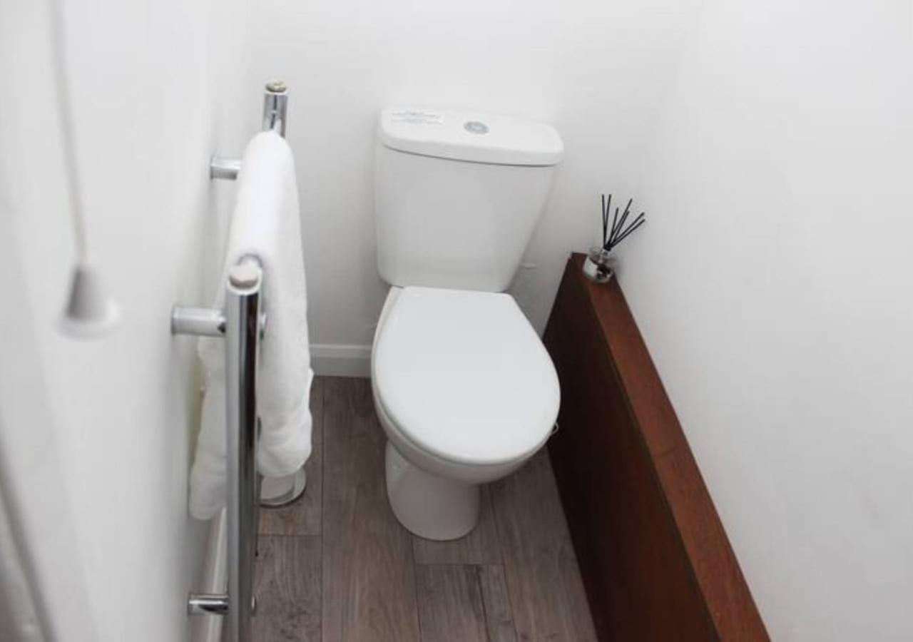 Newly Refurbished 3 Bed 2.5 Bath House In