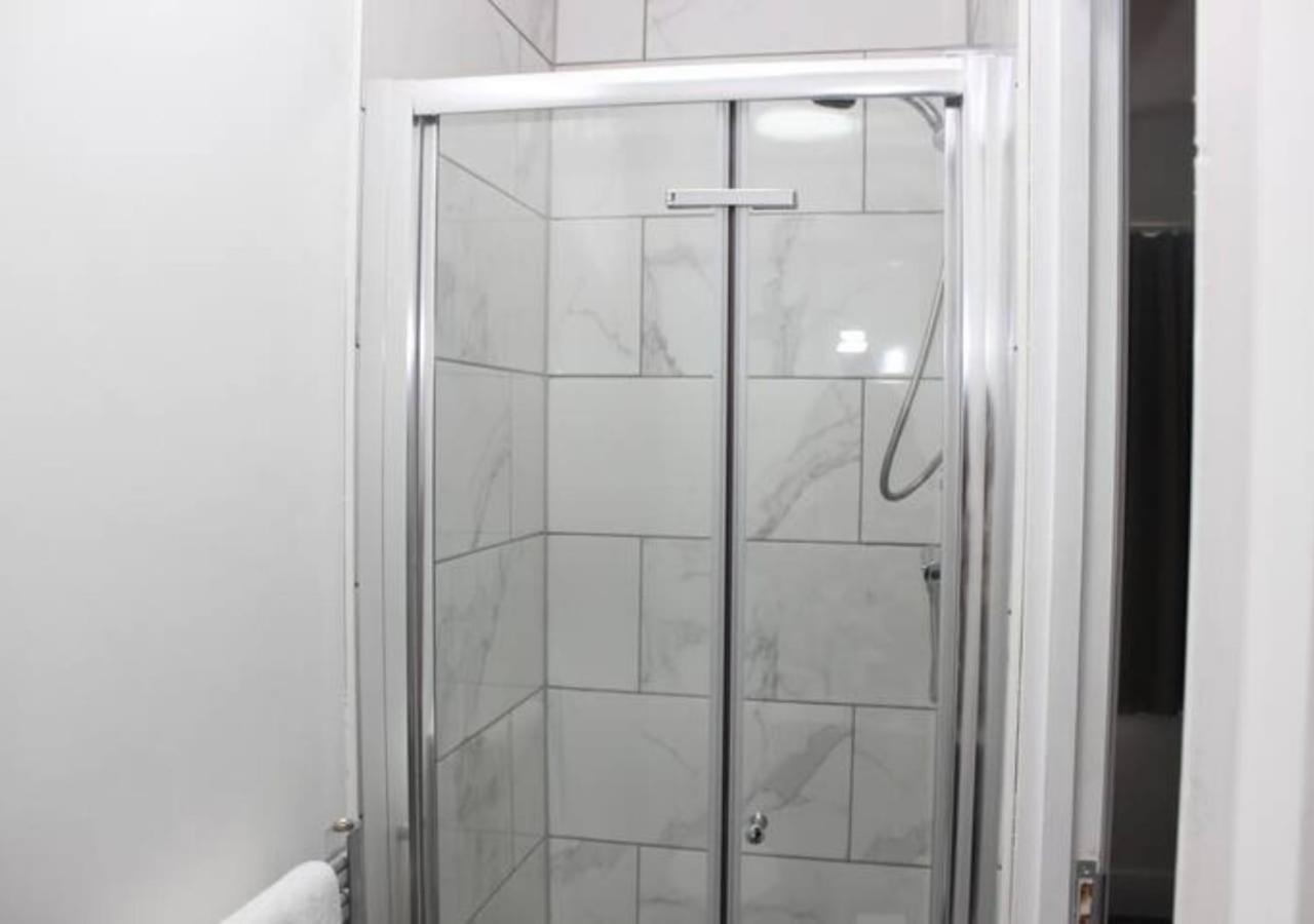 Holiday home Newly Refurbished 3 Bed 2.5 Bath House In Staines-upon-Thames