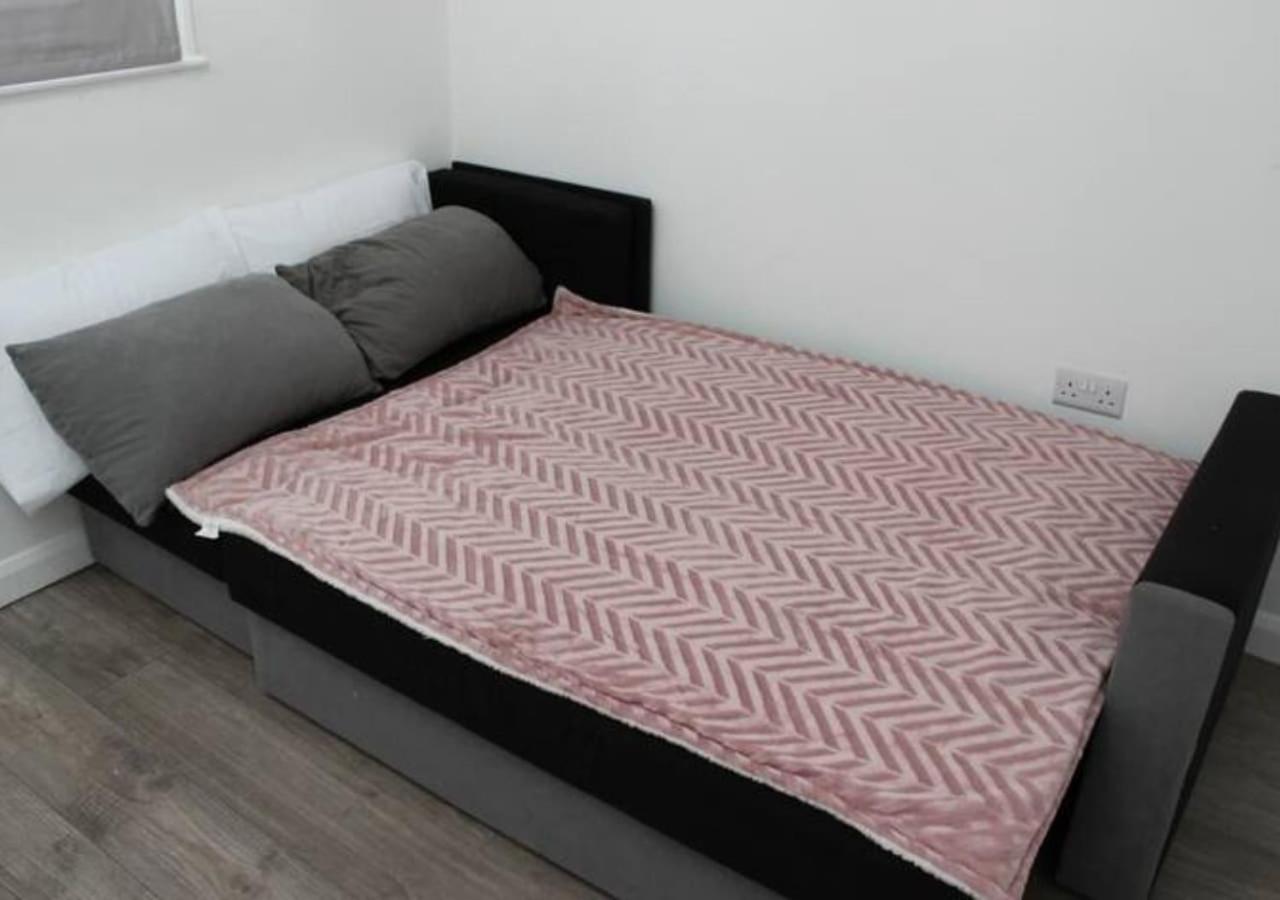 Newly Refurbished 3 Bed 2.5 Bath House In Holiday home Staines-upon-Thames