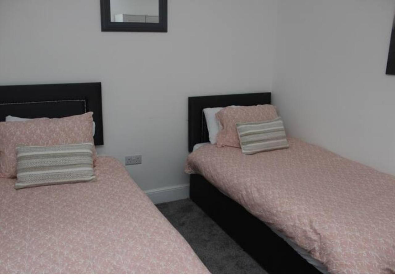 Newly Refurbished 3 Bed 2.5 Bath House In * Staines-upon-Thames