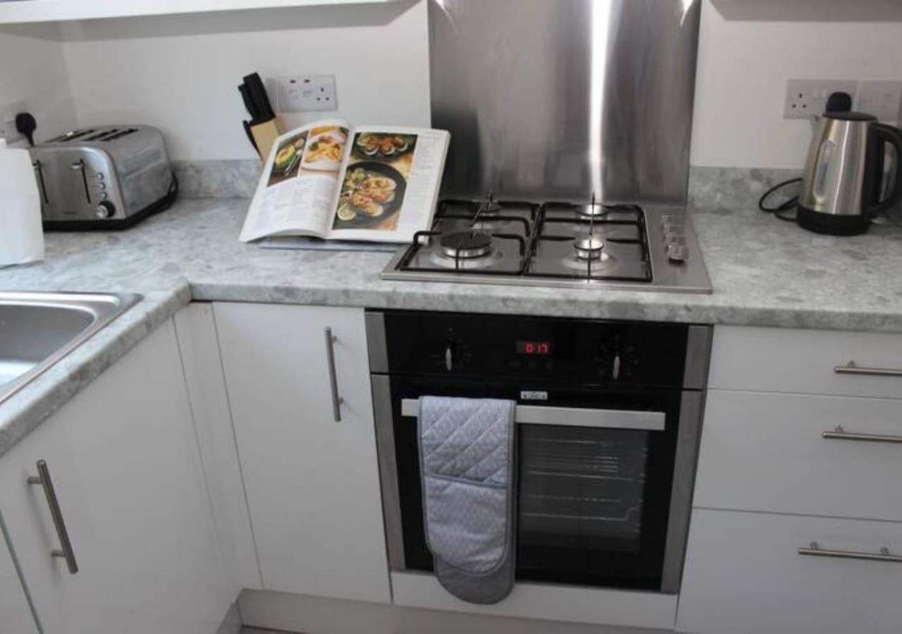 Holiday home Newly Refurbished 3 Bed 2.5 Bath House In Staines-upon-Thames