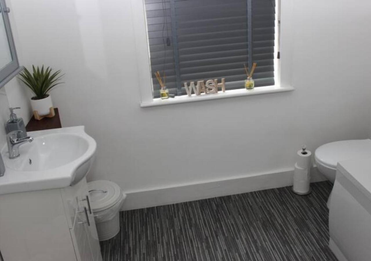 Newly Refurbished 3 Bed 2.5 Bath House In * Staines-upon-Thames