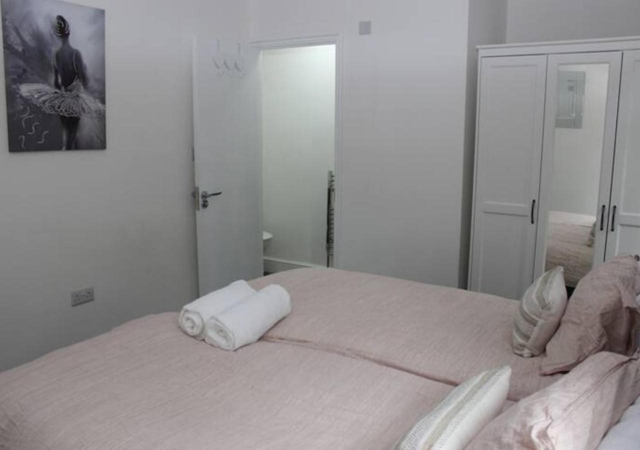 Newly Refurbished 3 Bed 2.5 Bath House In