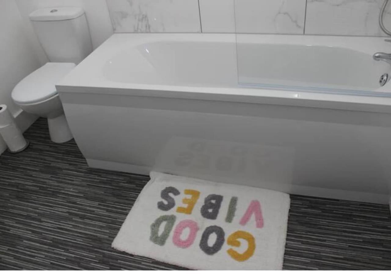 Newly Refurbished 3 Bed 2.5 Bath House In * Staines-upon-Thames